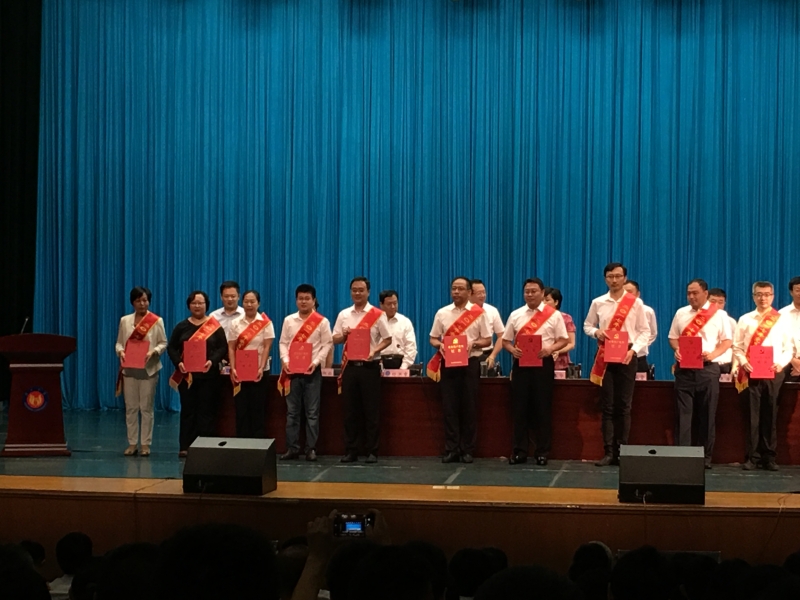 弭鲁芳老师上台领奖